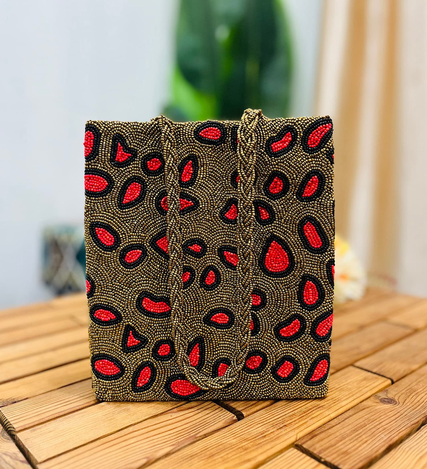 Handbestickter Shopper mit Leopardenmuster von Zara Label