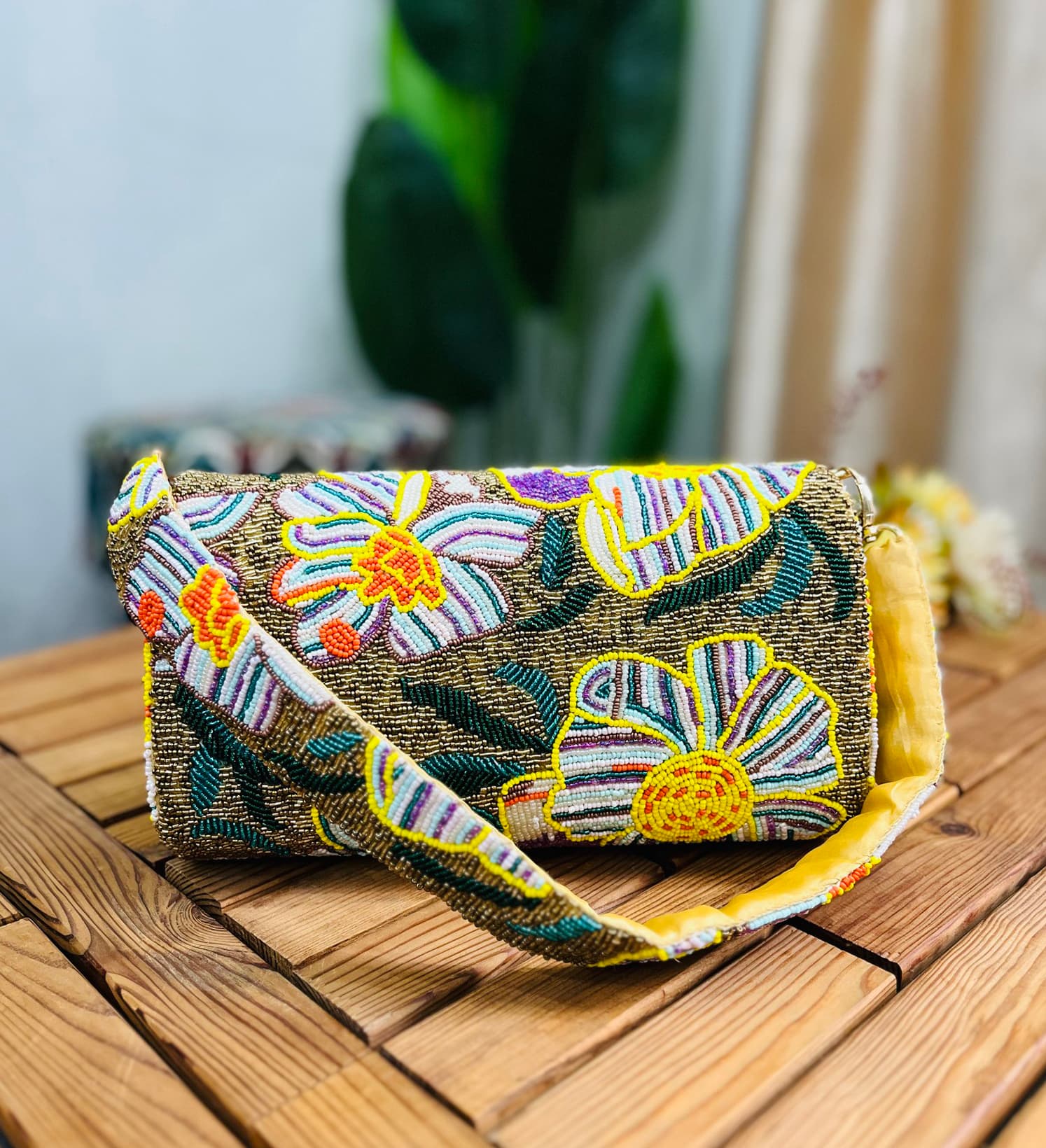 Goldene Statement-Schultertasche mit Blumen-Perlenstickerei von Zara Label