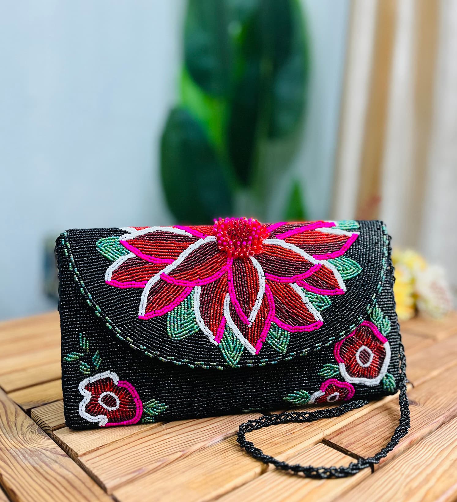 حقيبة سهرة مغلّفة بنقوش زهرية ليلية مطرّزة بالخرز يدوياً من Zara Label