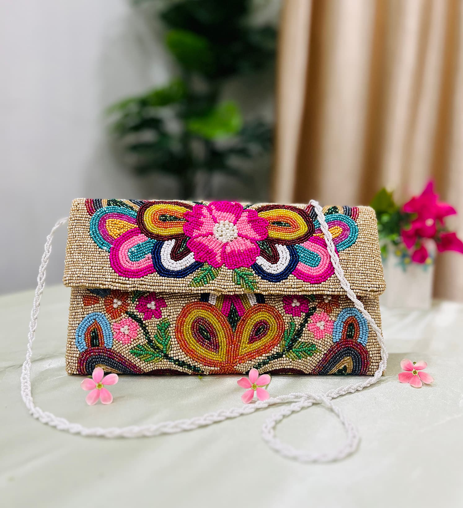 حقيبة سهرة مغلّفة بنقوش زهرية نابضة مطرّزة بالخرز يدوياً من Zara Label